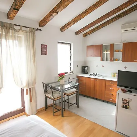 Marinela Apartment *